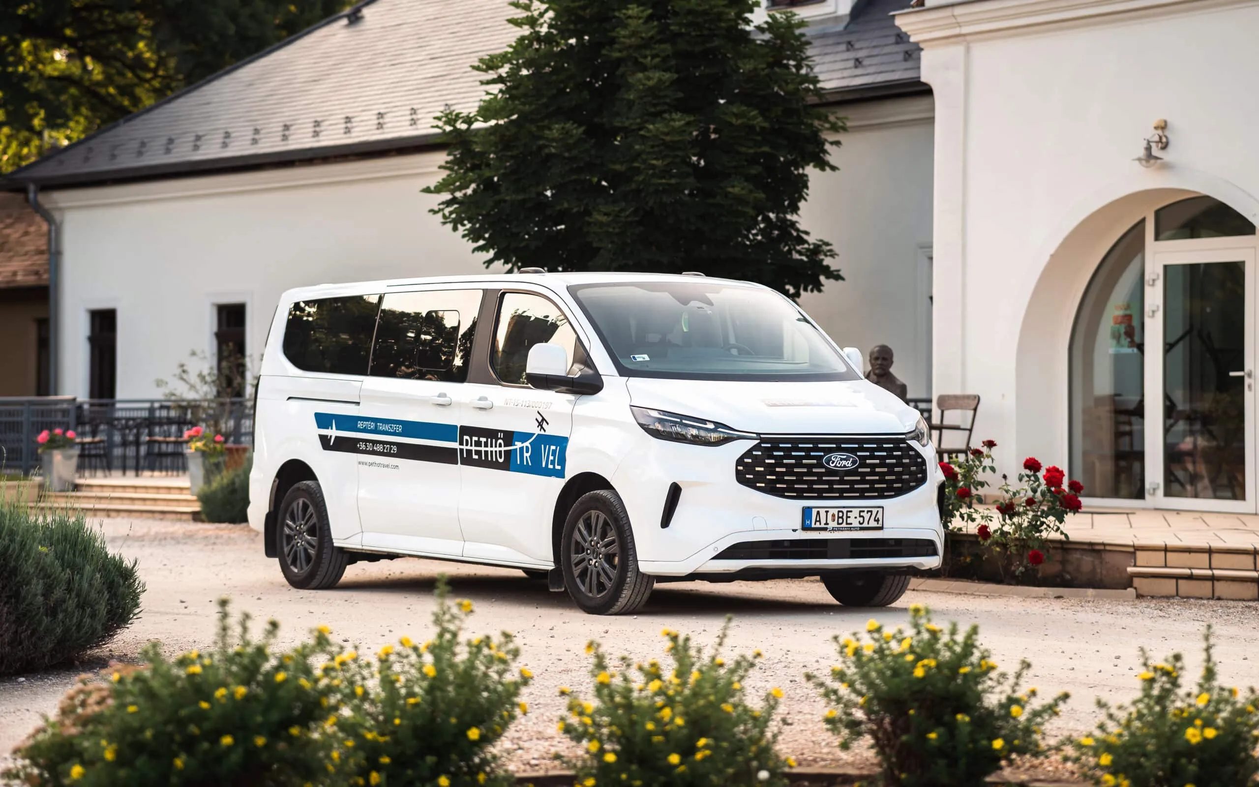 Pethő Travel Ford Tourneo Custom - Bécs Schwechat reptér transzfer